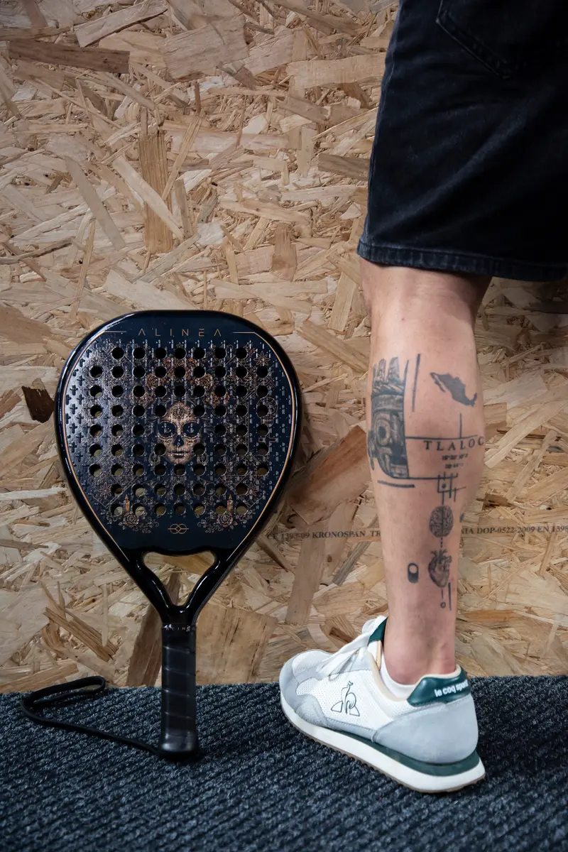 La Katrina junto a una pierna tatuada con el mapa de México