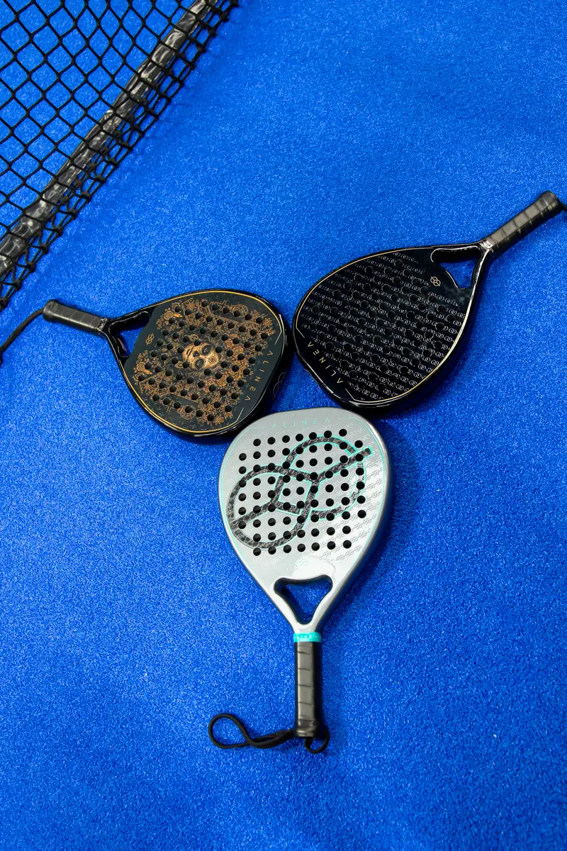 Legado, Levante y Katrina sobre una pista de pádel azul